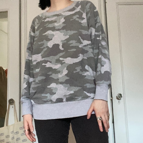 aerie Tops - Comfy Oversized Aerie Camo Crewneck Sweatshirt!
